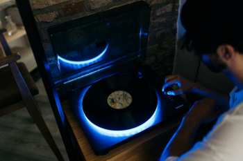 Technique audio Lenco LS-50LEDBK gramofon s reproduktory a LED osvětlením