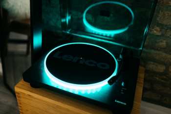 Technique audio Lenco LS-50LEDBK gramofon s reproduktory a LED osvětlením