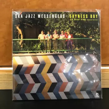 Shyness Boy -Sin Mirar Atras-